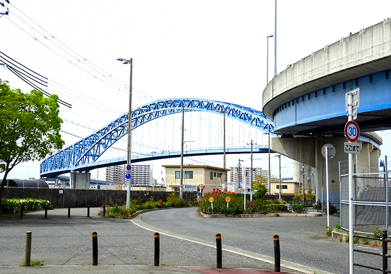 鮮やかなブルーが美しい千歳橋