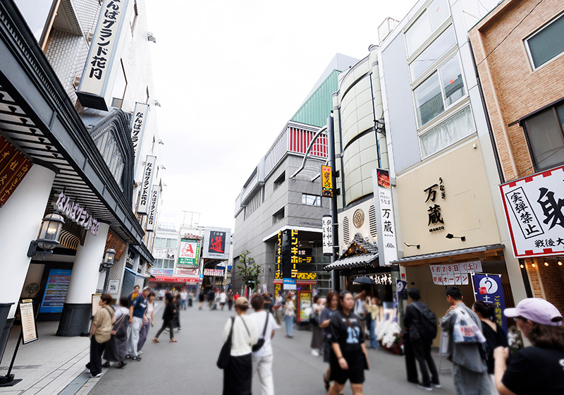 左になんばグランド花月、右にうなぎ万蔵が見えるミナミの一角
