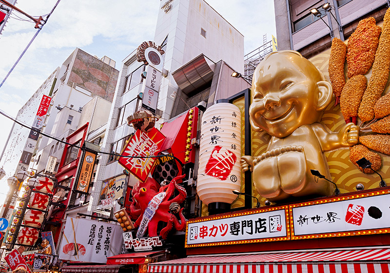派手な看板が並ぶ道頓堀の様子