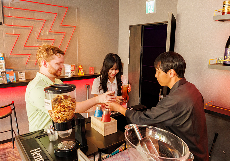 Dotonbori Traveler's Loungeでドリンクを注文する様子