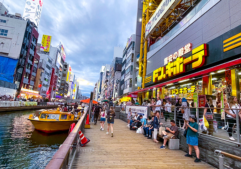 道頓堀川沿いの遊歩道とんぼりリバーウォーク
