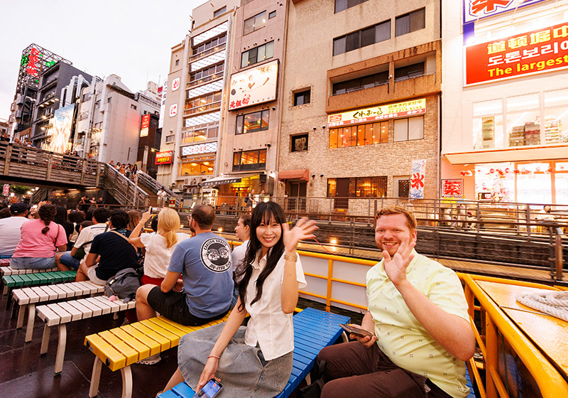 とんぼりリバークルーズから手を振る観光客