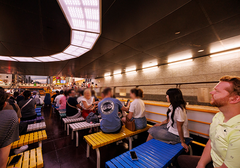 橋の下を通過するとんぼりリバークルーズ