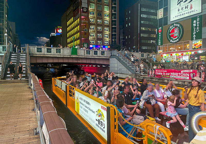 川沿いの見どころを紹介するとんぼりリバークルーズのガイド