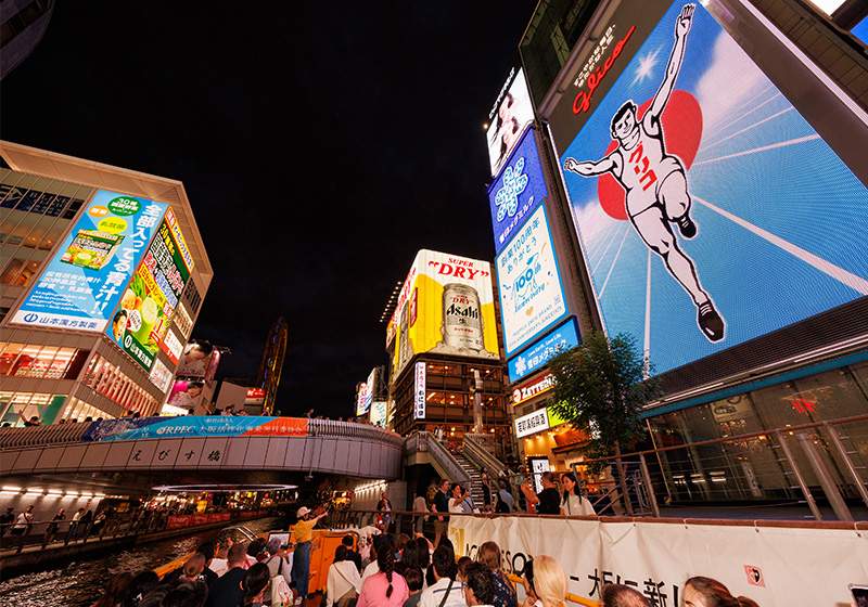ライトアップされたグリコの看板